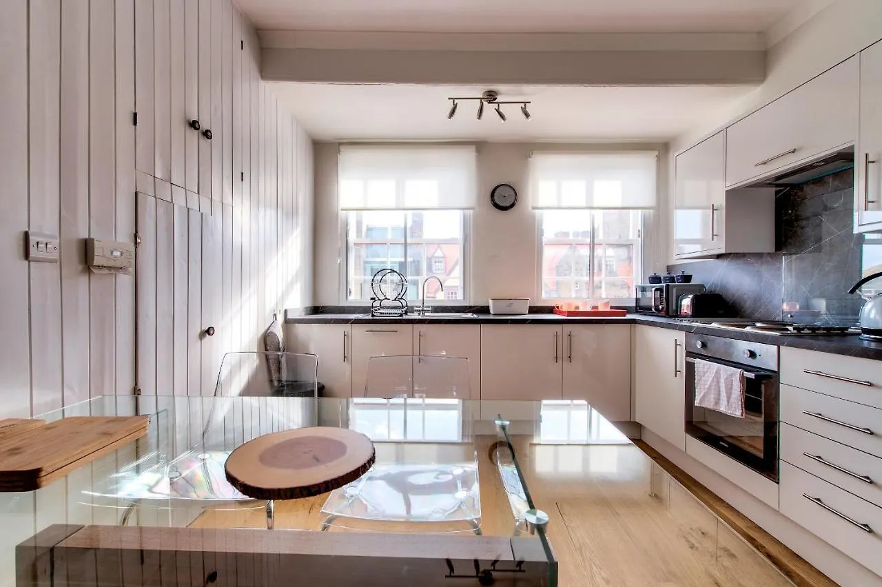 Pass The Keys Modern 3 Bed Flat On The Historic Royal Mile Apartment Edinburgh